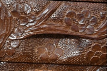 中古　日光彫り　草花文様の彫刻が見事な大振りサイズの小引き出し　(R-086246)