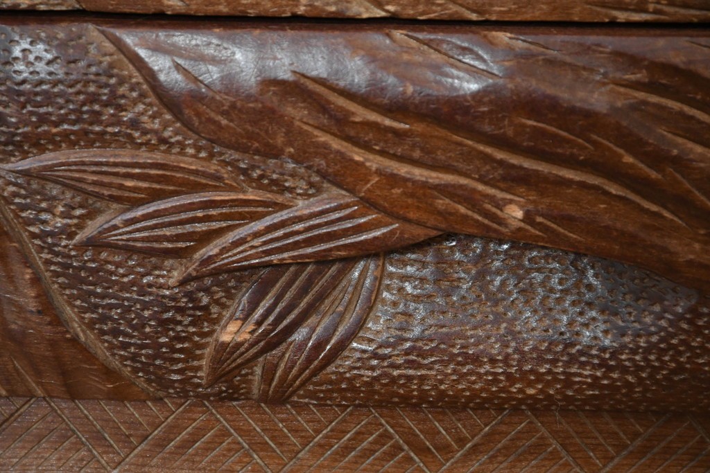 中古　日光彫り　草花文様の彫刻が見事な大振りサイズの小引き出し　(R-086246)