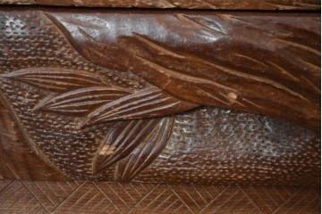 中古　日光彫り　草花文様の彫刻が見事な大振りサイズの小引き出し　(R-086246)