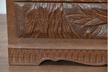 中古　日光彫り　草花文様の彫刻が見事な大振りサイズの小引き出し　(R-086246)