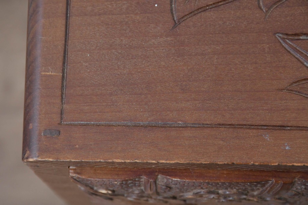 中古　日光彫り　草花文様の彫刻が見事な大振りサイズの小引き出し　(R-086246)