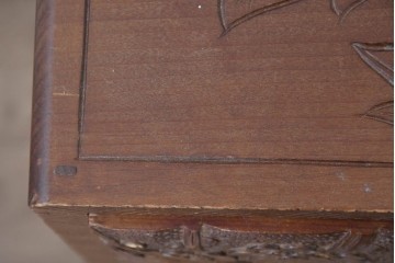 中古　日光彫り　草花文様の彫刻が見事な大振りサイズの小引き出し　(R-086246)