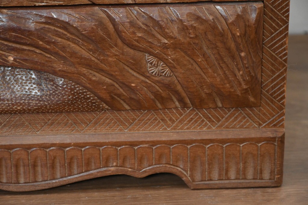 中古　日光彫り　草花文様の彫刻が見事な大振りサイズの小引き出し　(R-086246)