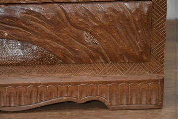 中古　日光彫り　草花文様の彫刻が見事な大振りサイズの小引き出し　(R-086246)