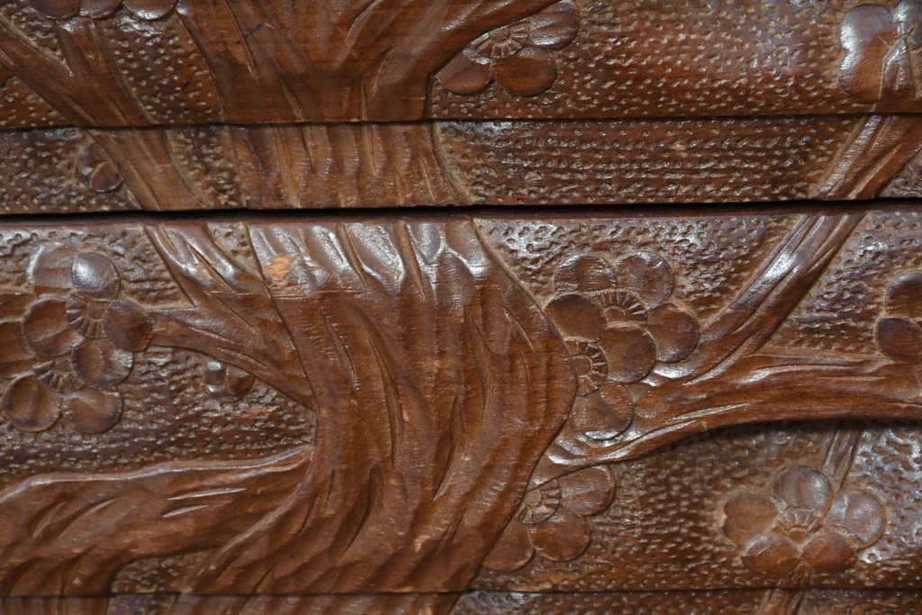 中古　日光彫り　草花文様の彫刻が見事な大振りサイズの小引き出し　(R-086246)