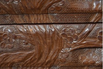 中古　日光彫り　草花文様の彫刻が見事な大振りサイズの小引き出し　(R-086246)