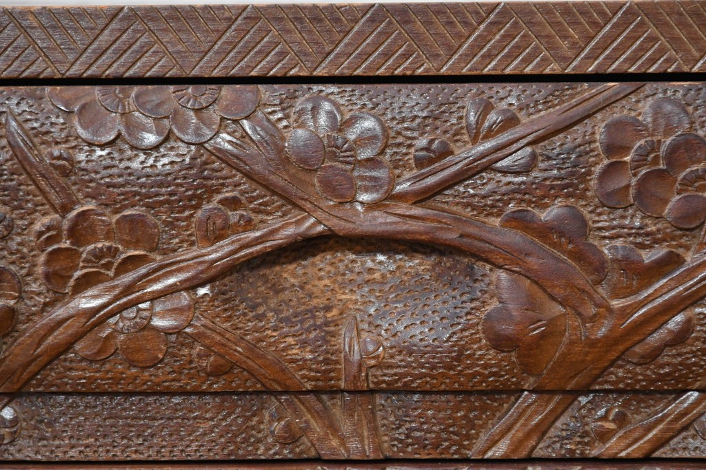 中古　日光彫り　草花文様の彫刻が見事な大振りサイズの小引き出し　(R-086246)