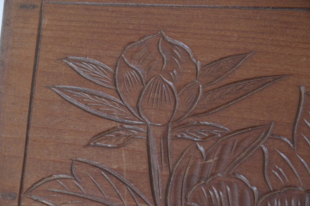 中古　日光彫り　草花文様の彫刻が見事な大振りサイズの小引き出し　(R-086246)