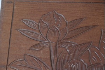 中古　日光彫り　草花文様の彫刻が見事な大振りサイズの小引き出し　(R-086246)