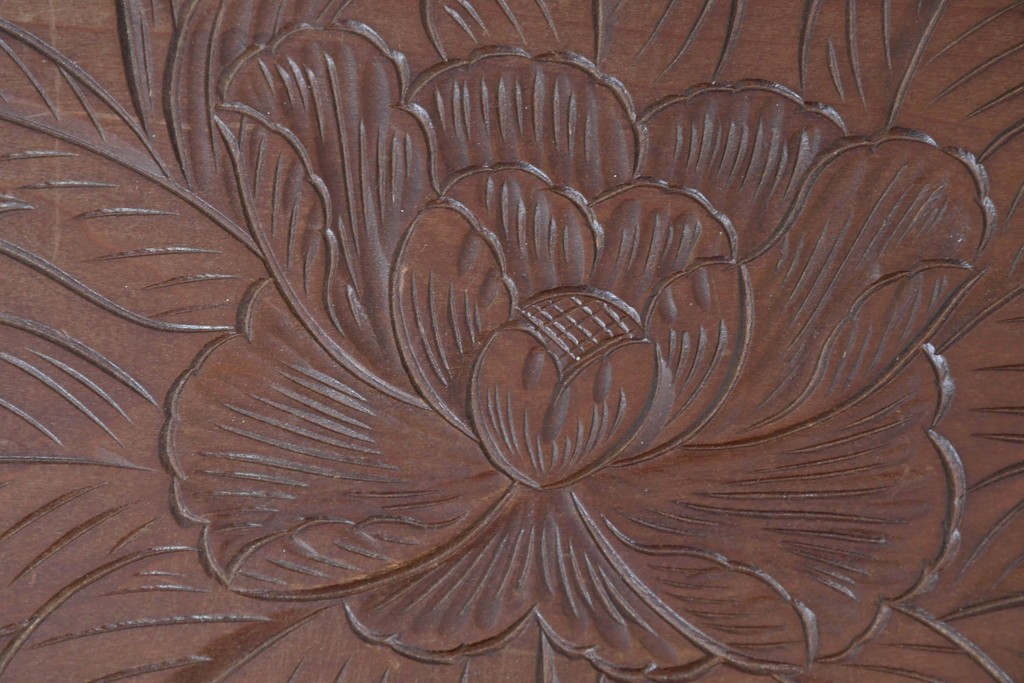 中古　日光彫り　草花文様の彫刻が見事な大振りサイズの小引き出し　(R-086246)