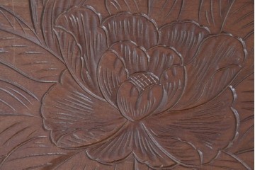 中古　日光彫り　草花文様の彫刻が見事な大振りサイズの小引き出し　(R-086246)