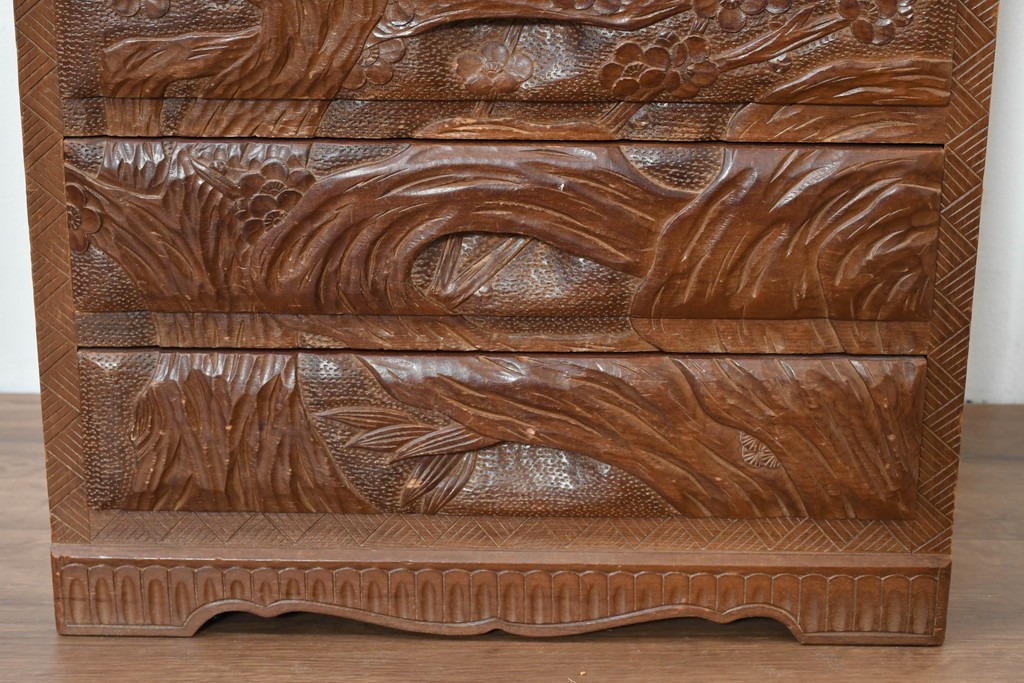 中古　日光彫り　草花文様の彫刻が見事な大振りサイズの小引き出し　(R-086246)