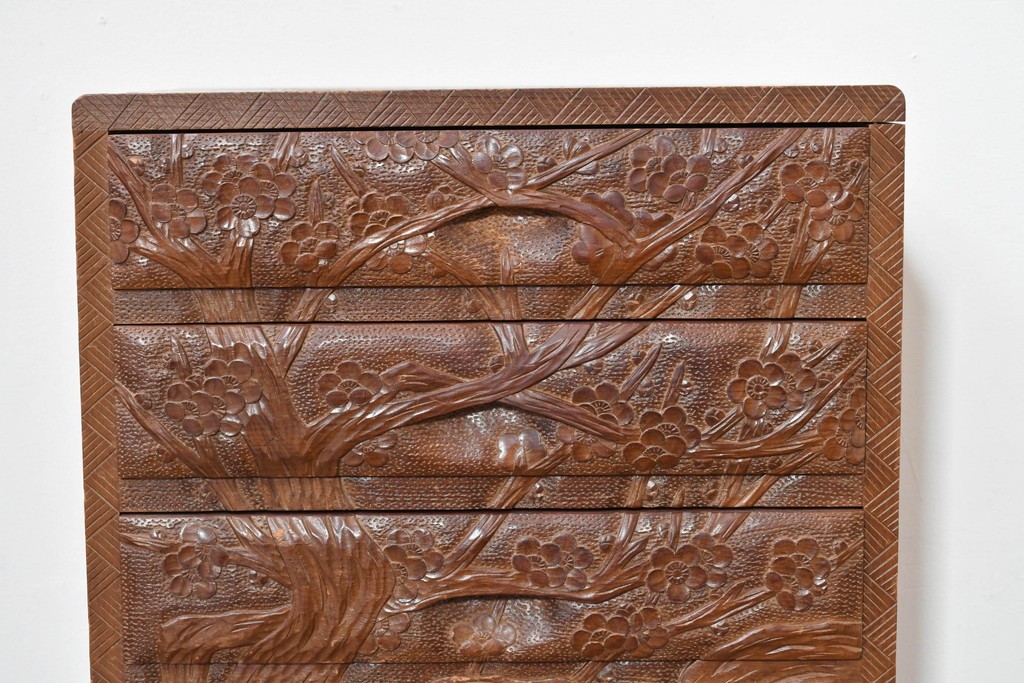中古　日光彫り　草花文様の彫刻が見事な大振りサイズの小引き出し　(R-086246)