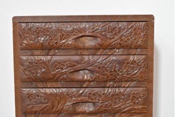 中古　日光彫り　草花文様の彫刻が見事な大振りサイズの小引き出し　(R-086246)