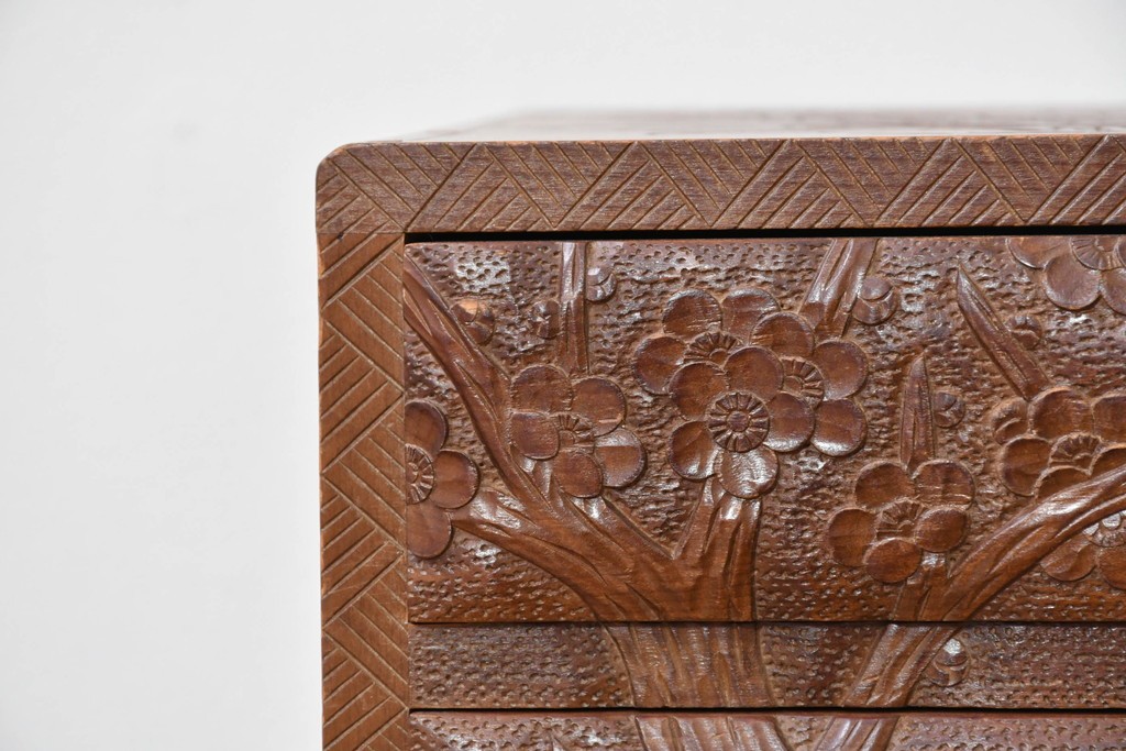 中古　日光彫り　草花文様の彫刻が見事な大振りサイズの小引き出し　(R-086246)