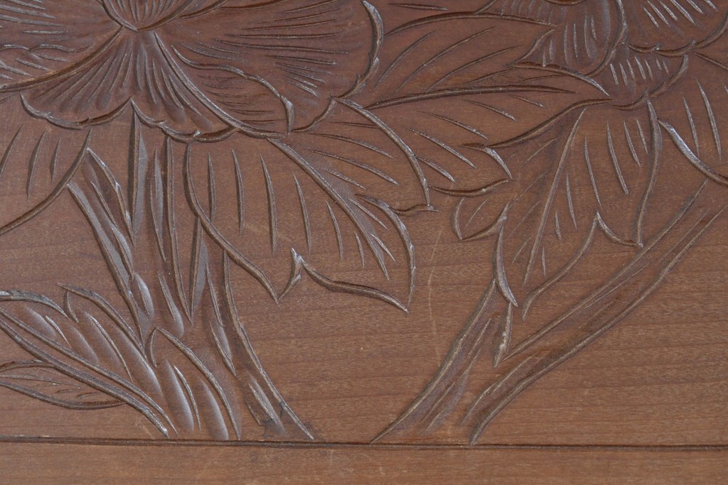 中古　日光彫り　草花文様の彫刻が見事な大振りサイズの小引き出し　(R-086246)