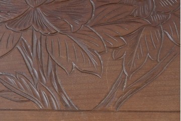 中古　日光彫り　草花文様の彫刻が見事な大振りサイズの小引き出し　(R-086246)
