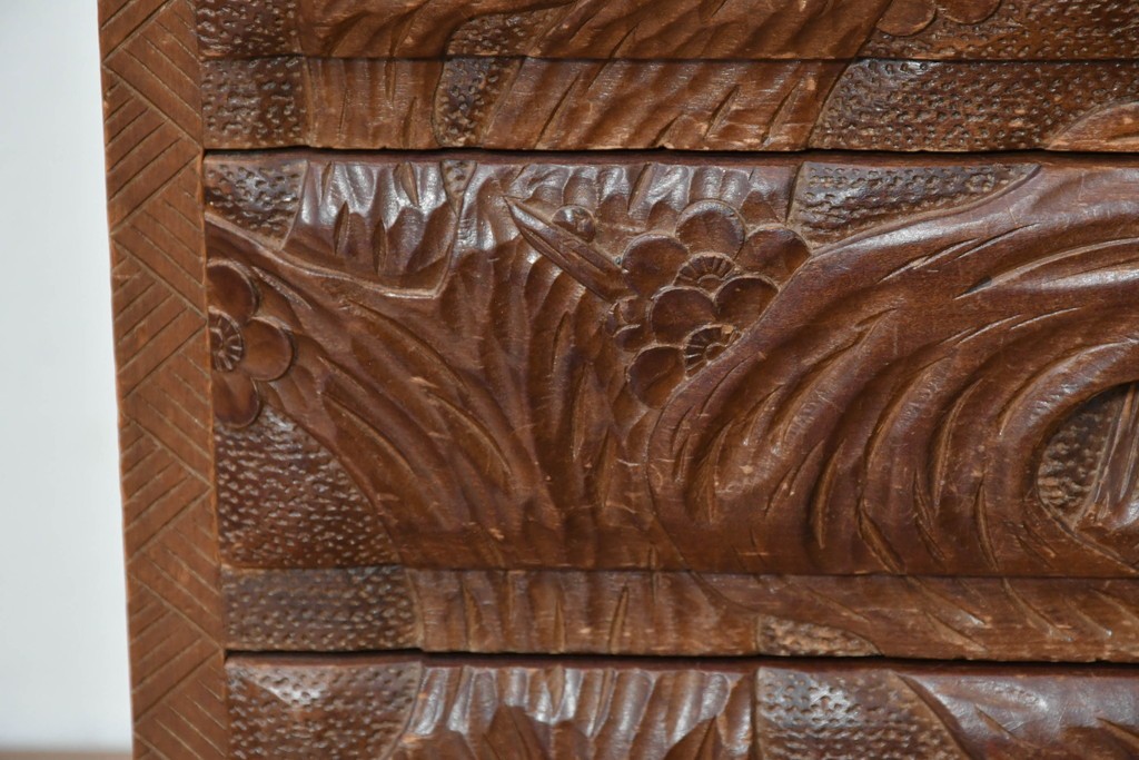 中古　日光彫り　草花文様の彫刻が見事な大振りサイズの小引き出し　(R-086246)