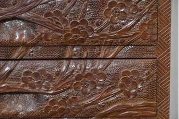 中古　日光彫り　草花文様の彫刻が見事な大振りサイズの小引き出し　(R-086246)