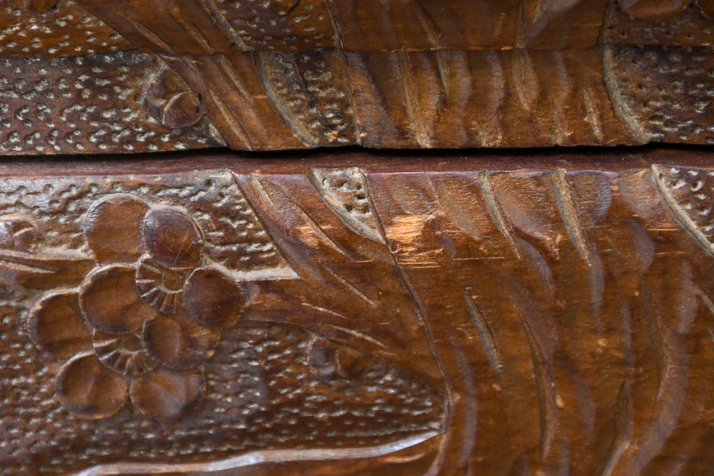 中古　日光彫り　草花文様の彫刻が見事な大振りサイズの小引き出し　(R-086246)