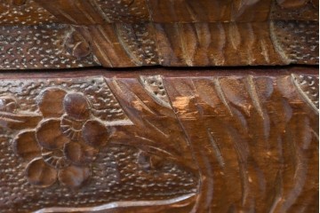中古　日光彫り　草花文様の彫刻が見事な大振りサイズの小引き出し　(R-086246)