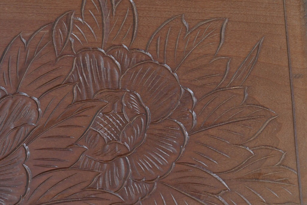 中古　日光彫り　草花文様の彫刻が見事な大振りサイズの小引き出し　(R-086246)