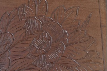 中古　日光彫り　草花文様の彫刻が見事な大振りサイズの小引き出し　(R-086246)