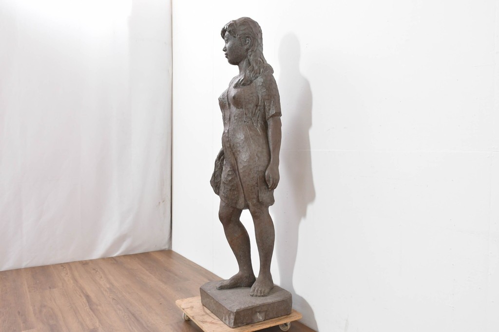 和製ヴィンテージ　昭和63年　彫刻家 中村博直作　柔らかな曲線で表現した木彫りの女性像　(R-086247)