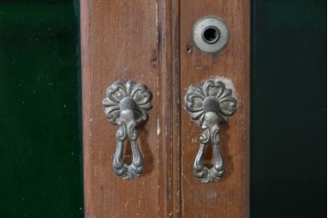 和製アンティーク　栓材　大正ロマン薫る色ガラス入りのキャビネット　(R-086248)