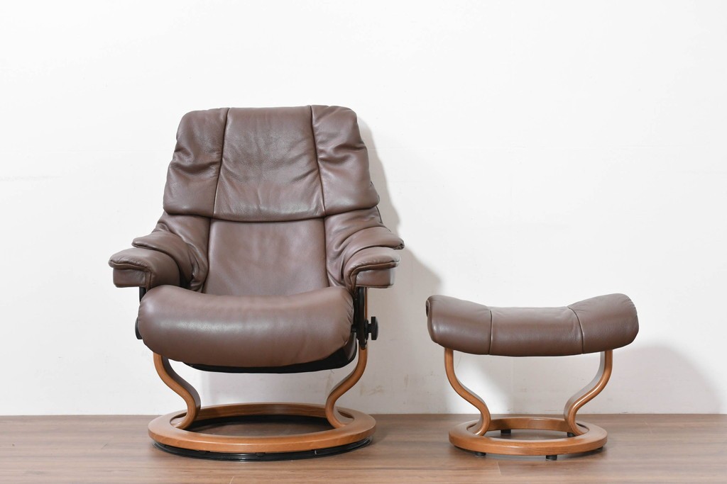 中古　美品　EKORNES(エコーネス)　本革　ストレスレス レノ クラシック(S)　包み込むような座り心地のリクライニングチェアとオットマンのセット　定価約45万円　(R-086249)