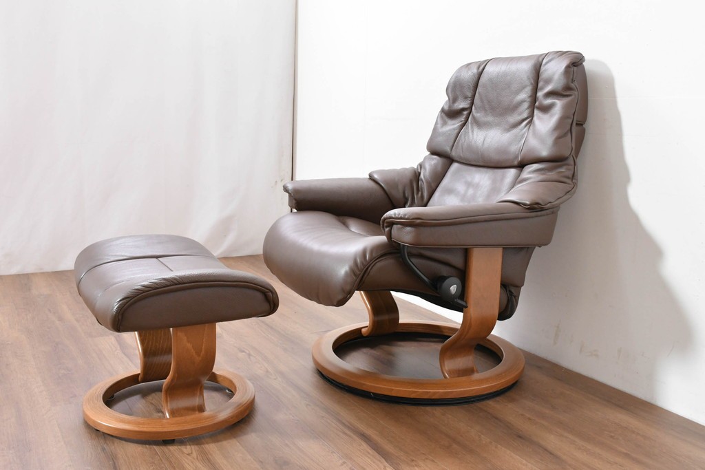 中古　美品　EKORNES(エコーネス)　本革　ストレスレス レノ クラシック(S)　包み込むような座り心地のリクライニングチェアとオットマンのセット　定価約45万円　(R-086249)