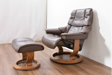 中古　美品　EKORNES(エコーネス)　本革　ストレスレス レノ クラシック(S)　包み込むような座り心地のリクライニングチェアとオットマンのセット　定価約45万円　(R-086249)