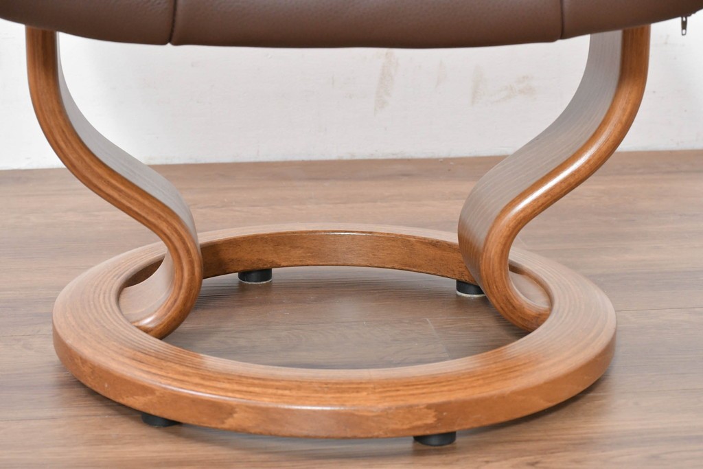 中古　美品　EKORNES(エコーネス)　本革　ストレスレス レノ クラシック(S)　包み込むような座り心地のリクライニングチェアとオットマンのセット　定価約45万円　(R-086249)