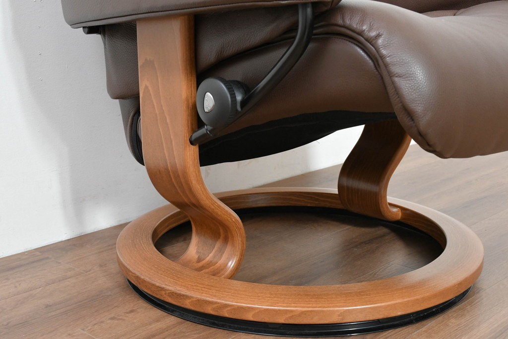 中古　美品　EKORNES(エコーネス)　本革　ストレスレス レノ クラシック(S)　包み込むような座り心地のリクライニングチェアとオットマンのセット　定価約45万円　(R-086249)