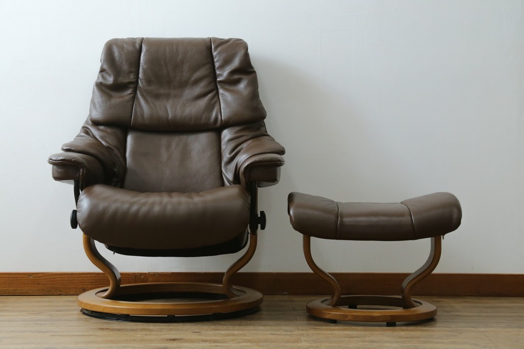 中古　美品　EKORNES(エコーネス)　本革　ストレスレス レノ クラシック(S)　包み込むような座り心地のリクライニングチェアとオットマンのセット　定価約45万円　(R-086249)
