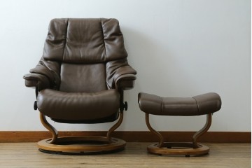 中古　美品　EKORNES(エコーネス)　本革　ストレスレス レノ クラシック(S)　包み込むような座り心地のリクライニングチェアとオットマンのセット　定価約45万円　(R-086249)