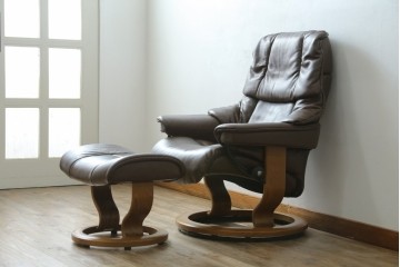 中古　美品　EKORNES(エコーネス)　本革　ストレスレス レノ クラシック(S)　包み込むような座り心地のリクライニングチェアとオットマンのセット　定価約45万円　(R-086249)