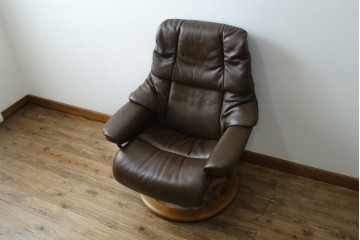 中古　美品　EKORNES(エコーネス)　本革　ストレスレス レノ クラシック(S)　包み込むような座り心地のリクライニングチェアとオットマンのセット　定価約45万円　(R-086249)