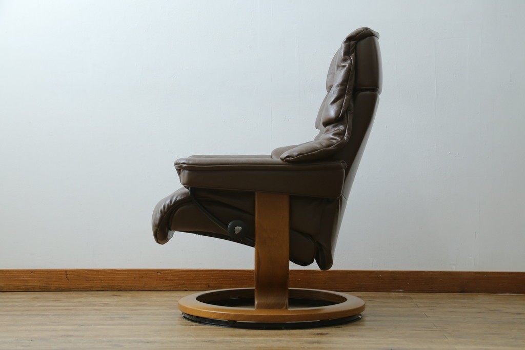 中古　美品　EKORNES(エコーネス)　本革　ストレスレス レノ クラシック(S)　包み込むような座り心地のリクライニングチェアとオットマンのセット　定価約45万円　(R-086249)