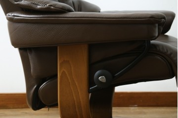 中古　美品　EKORNES(エコーネス)　本革　ストレスレス レノ クラシック(S)　包み込むような座り心地のリクライニングチェアとオットマンのセット　定価約45万円　(R-086249)