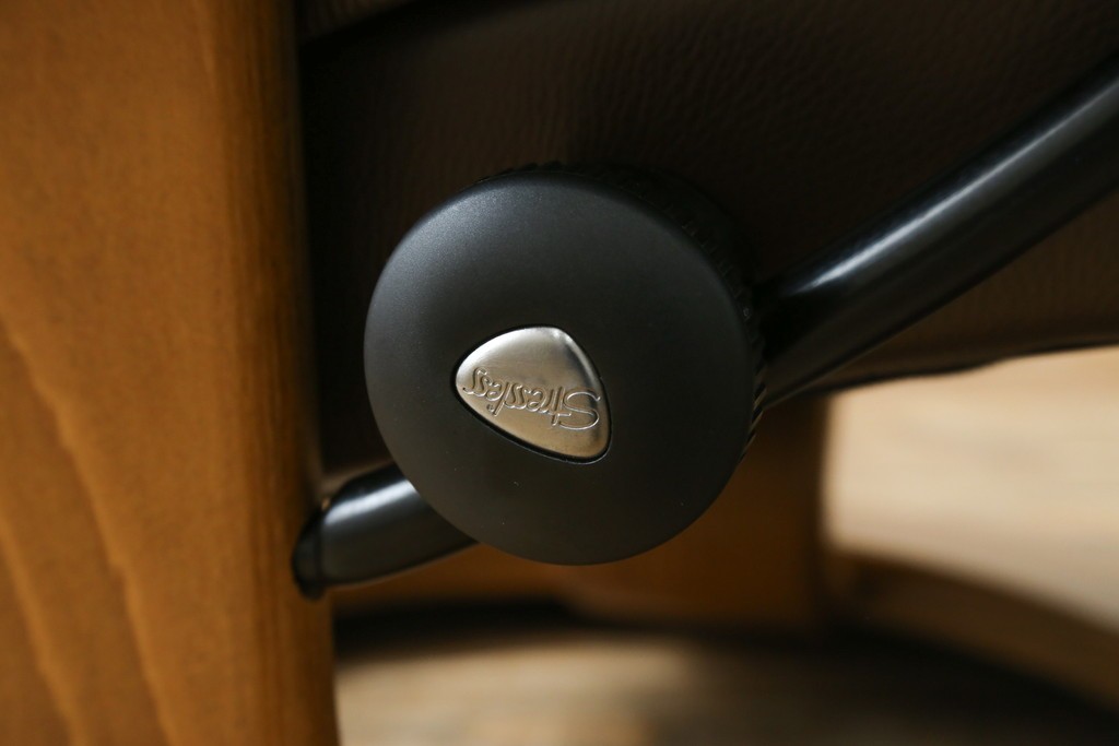 中古　美品　EKORNES(エコーネス)　本革　ストレスレス レノ クラシック(S)　包み込むような座り心地のリクライニングチェアとオットマンのセット　定価約45万円　(R-086249)