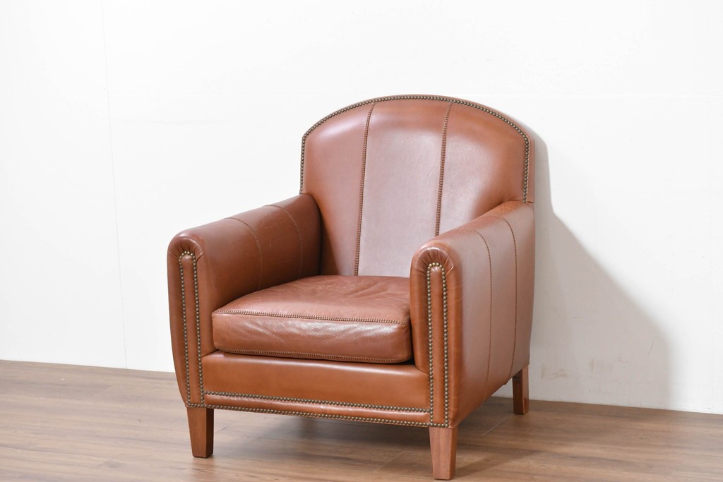 中古　VARO,S.A. VALENTI(バロッサバレンティ)　本革　クラシックな風格を感じさせる鋲打ちデザインの1人掛けアームソファ　定価約40万円　(R-086250)