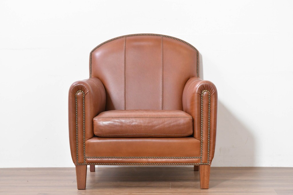 中古　VARO,S.A. VALENTI(バロッサバレンティ)　本革　クラシックな風格を感じさせる鋲打ちデザインの1人掛けアームソファ　定価約40万円　(R-086250)