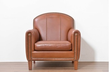 中古　VARO,S.A. VALENTI(バロッサバレンティ)　本革　クラシックな風格を感じさせる鋲打ちデザインの1人掛けアームソファ　定価約40万円　(R-086250)