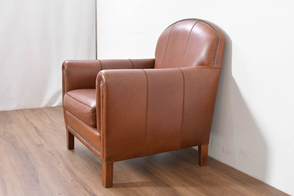 中古　VARO,S.A. VALENTI(バロッサバレンティ)　本革　クラシックな風格を感じさせる鋲打ちデザインの1人掛けアームソファ　定価約40万円　(R-086250)