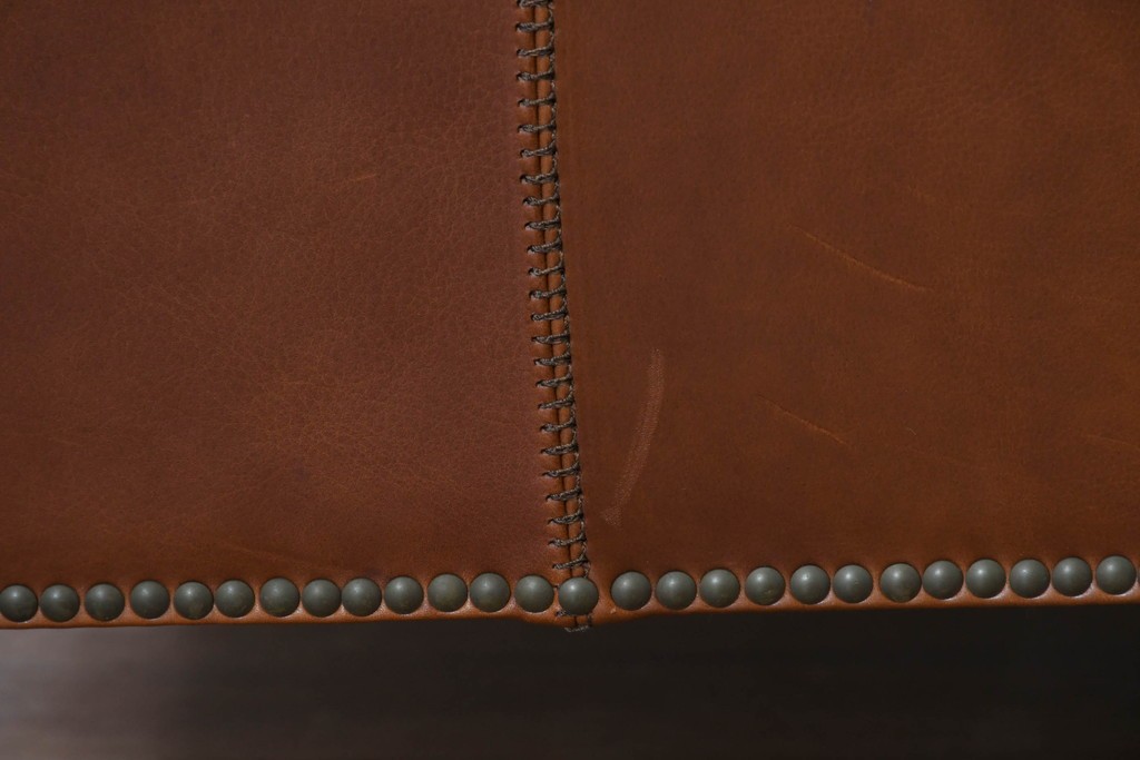 中古　VARO,S.A. VALENTI(バロッサバレンティ)　本革　クラシックな風格を感じさせる鋲打ちデザインの1人掛けアームソファ　定価約40万円　(R-086250)