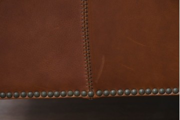 中古　VARO,S.A. VALENTI(バロッサバレンティ)　本革　クラシックな風格を感じさせる鋲打ちデザインの1人掛けアームソファ　定価約40万円　(R-086250)