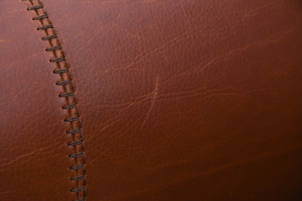 中古　VARO,S.A. VALENTI(バロッサバレンティ)　本革　クラシックな風格を感じさせる鋲打ちデザインの1人掛けアームソファ　定価約40万円　(R-086250)