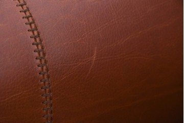 中古　VARO,S.A. VALENTI(バロッサバレンティ)　本革　クラシックな風格を感じさせる鋲打ちデザインの1人掛けアームソファ　定価約40万円　(R-086250)