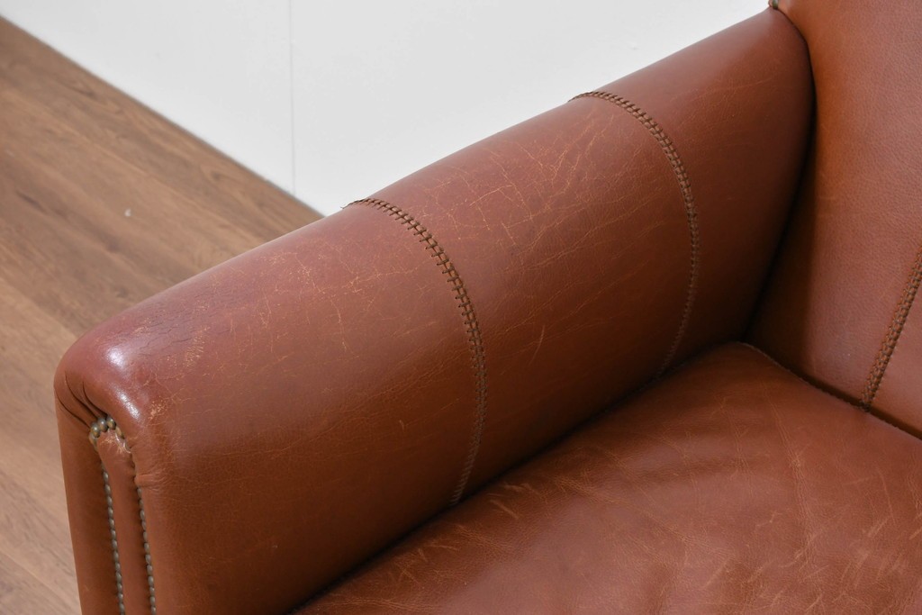 中古　VARO,S.A. VALENTI(バロッサバレンティ)　本革　クラシックな風格を感じさせる鋲打ちデザインの1人掛けアームソファ　定価約40万円　(R-086250)